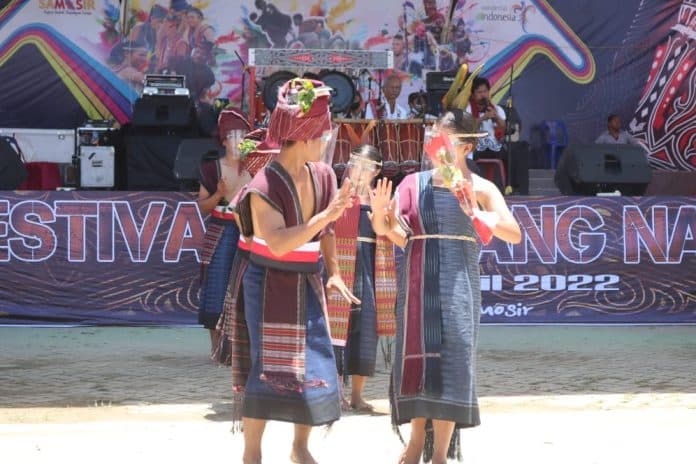 usung_tema_ho_do_na_hupillit_bupati_samosir_buka_festival_gondang_naposo