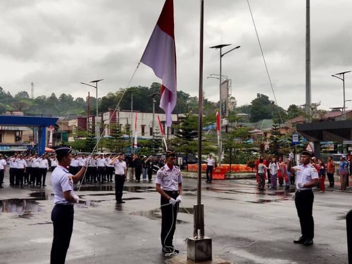 usung_tema_terus_melaju_untuk_indonesia_maju_ksopp_danau_toba_dan_pt_asdp_gelar_upacara_hut_ri_ke_78_di_pelabuhan_ajibata