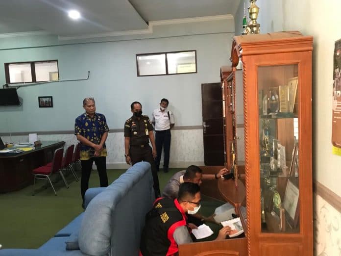 usut_kasus_dugaan_korupsi_ipal_jaksa_geledah_ruang_kerja_kadis_kesehatan_deli_serdang
