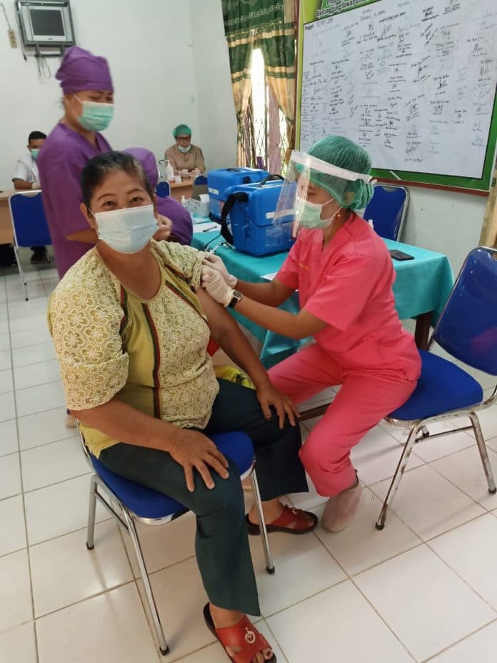 vaksin_dosis_2_berlanjut_85_lansia_divaksin_di_pintupohan_toba