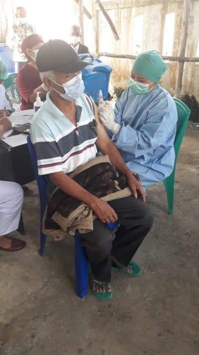 vaksin_dosis_kedua_berlangsung_di_tampahan_toba_27_lansia_disuntik