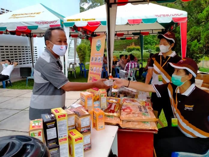 vaksinasi_di_pt_sttc_ada_hadiah_sembako_dan_bagikan_gratis_2000_kotak_indocafe