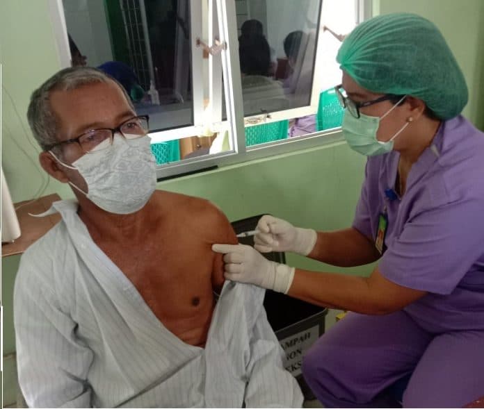 vaksinasi_dosis_ii_dimulai_240_warga_disuntik