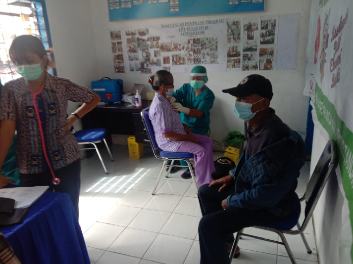 vaksinasi_lansia_dosis_kedua_di_toba_kembali_dilanjutkan
