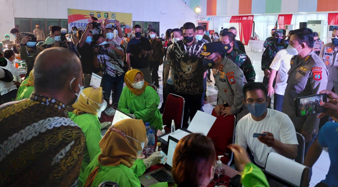 vaksinasi_massal_di_medan_1000_pra_lansia_divaksin_covid_19