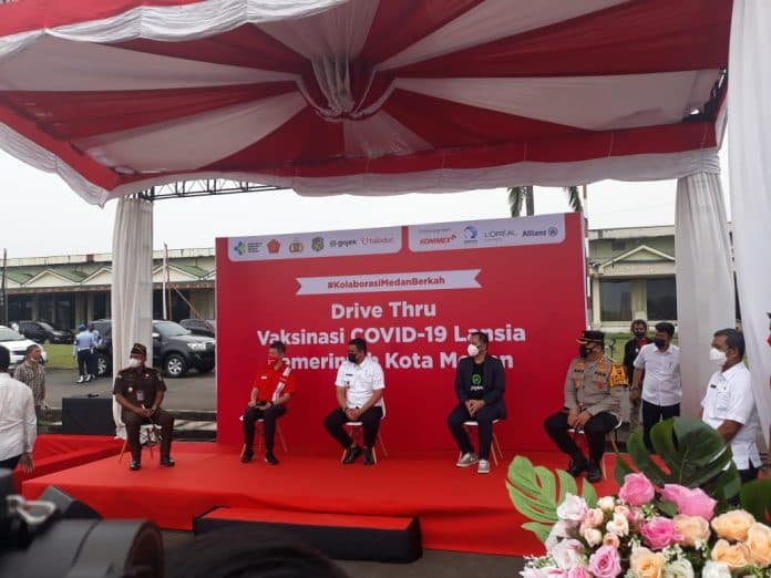 vaksinasi_massal_drive_thru_di_medan_60_ribu_dosis_vaksin_disiapkan
