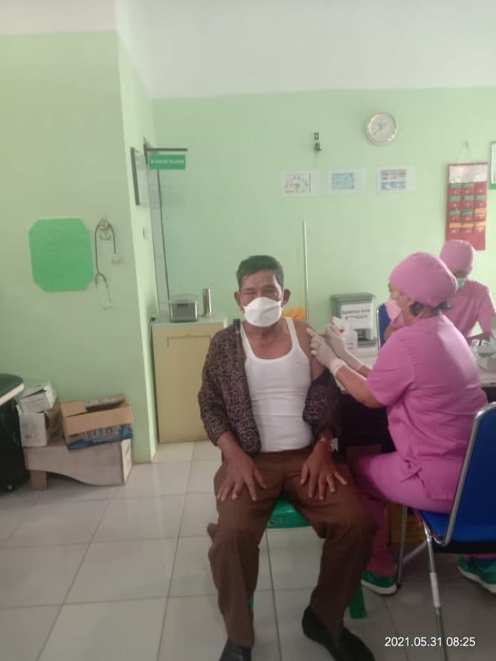 vaksinator_roma_tampubolon_sudah_menyuntik_seribu_lebih_warga_toba
