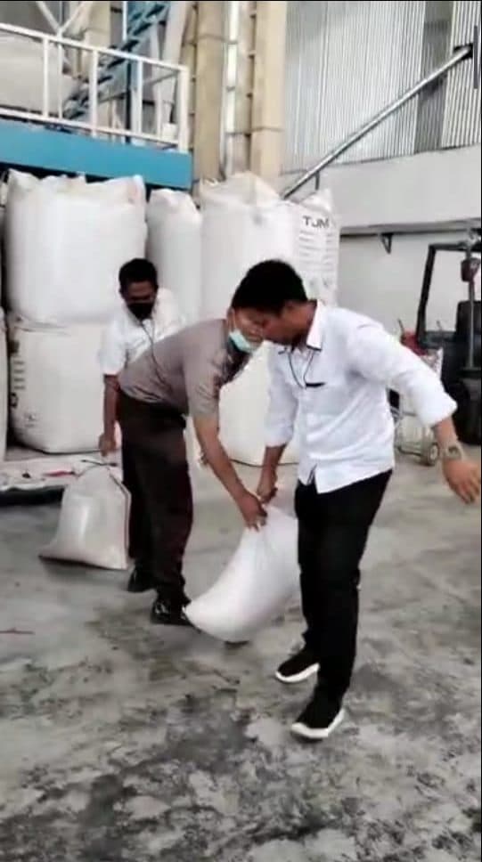 video_penggerebekan_gudang_beras_di_deli_serdang_viral_di_medsos