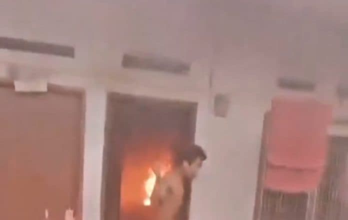 video_viral_warga_di_medan_bakar_rumah_sendiri