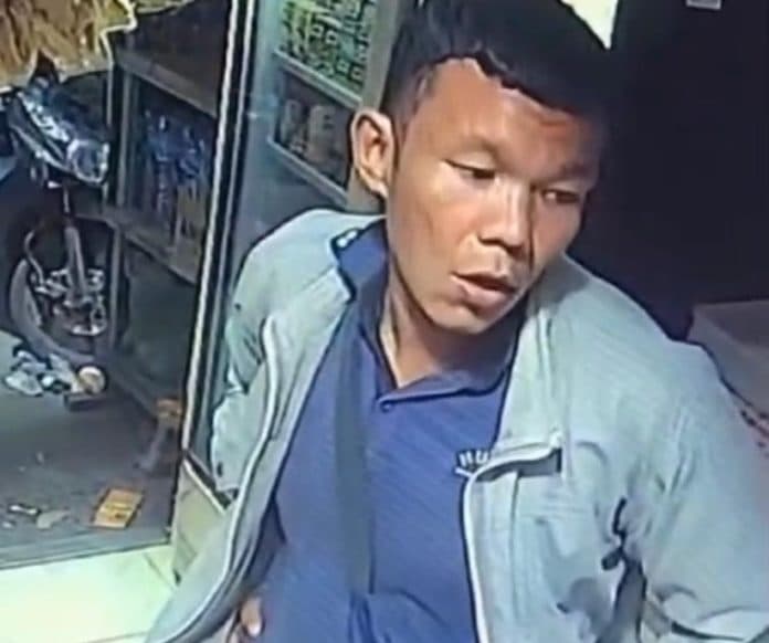viral_aksi_seorang_pria_mencuri_50_kg_gula_di_warung
