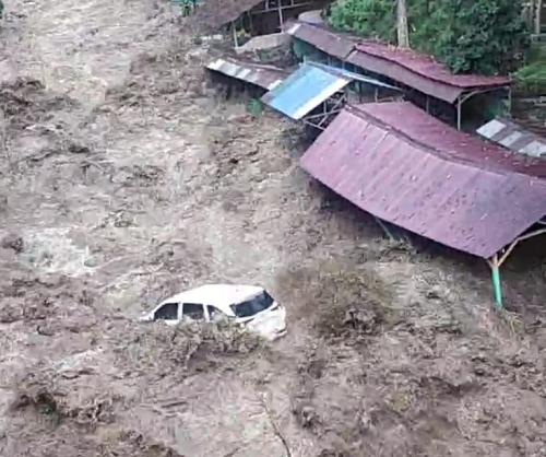 viral_banjir_bandang_terjang_sungai_sembahe_satu_mobil_terbawa_arus