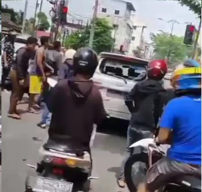viral_diduga_tabrak_lari_mobil_dihancurkan_warga