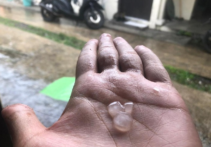 viral_hujan_es_terjadi_di_medan_ini_penjelasan_bmkg