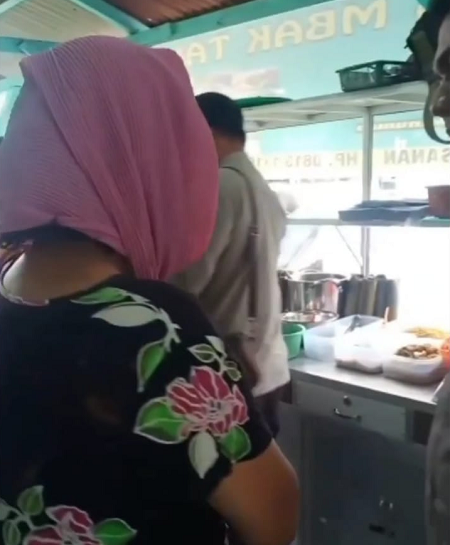 viral_ibu_berdaster_curi_uang_pemilik_warung_lontong_di_medan