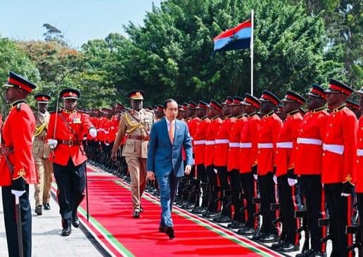viral_jokowi_diminta_tentara_mundur_saat_upacara_di_kenya_kok_bisa