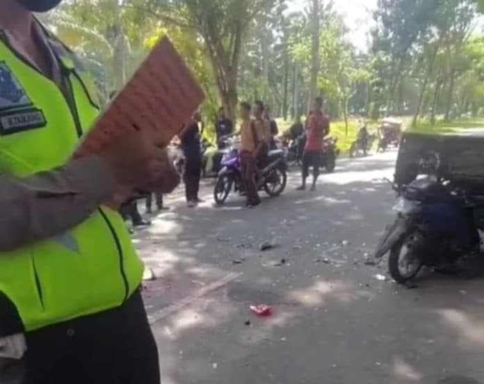 viral_lakalantas_di_kisaran_sepeda_motor_masuk_kolong_mobil_pick_up