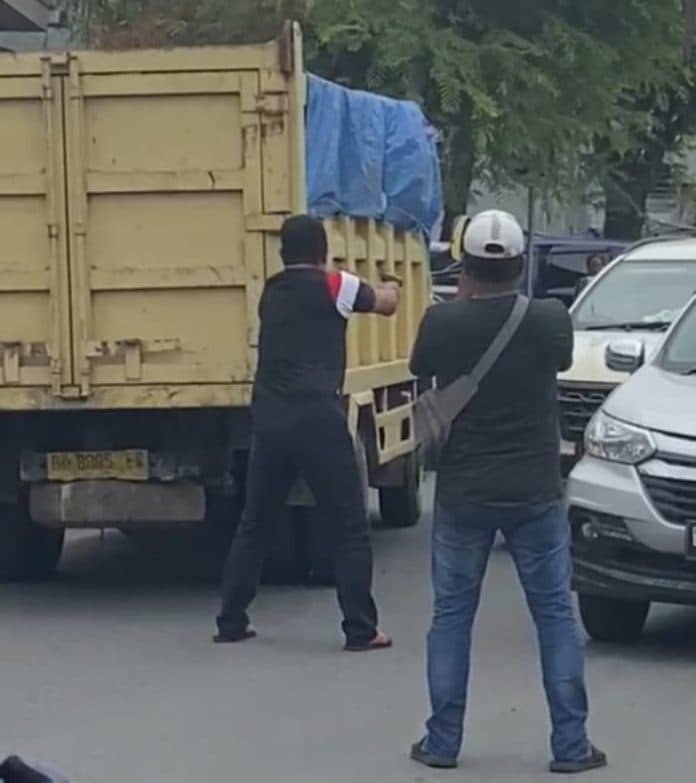 viral_oknum_polisi_letuskan_senpi_saat_penggerebekan_di_medan