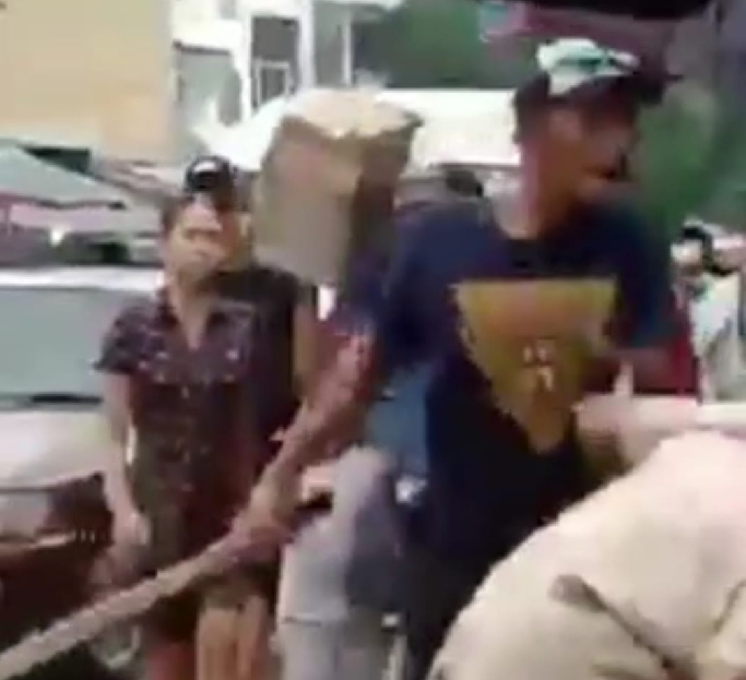 viral_pemuda_tantang_pria_tua_berkelahi_di_pajak_klambir_v_tembung