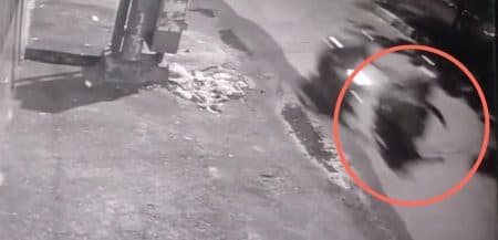 viral_penjambret_rampas_tas_wanita_yang_mengendarai_sepeda_motor