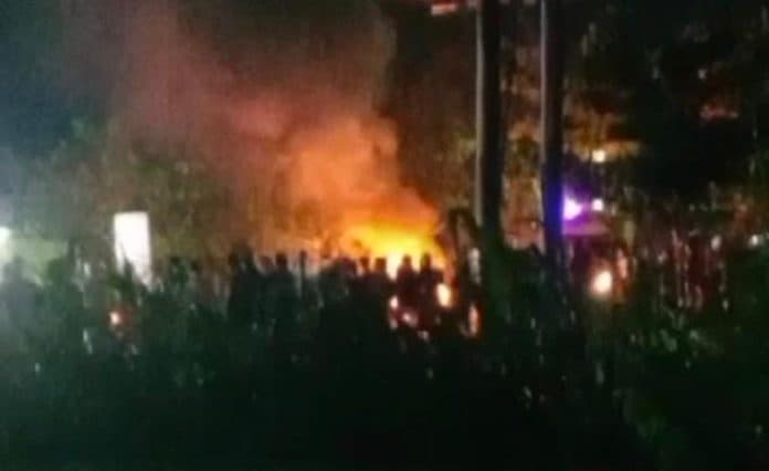 viral_perampok_di_tembung_dihajar_massa_sepeda_motor_pelaku_dibakar_warga