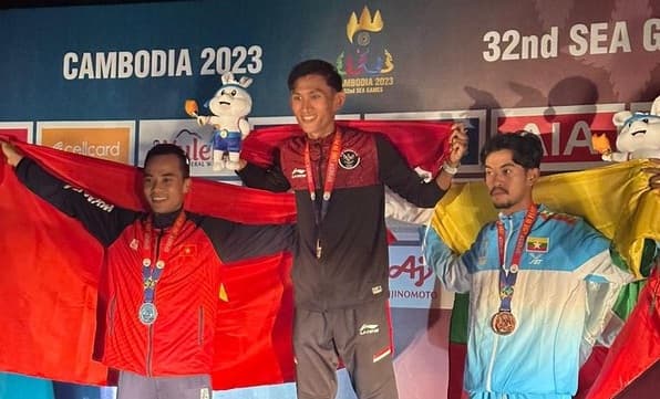 viral_podium_gelap_sea_games_2023_jadi_gunjingan_hanya_diterangi_lampu_mobil