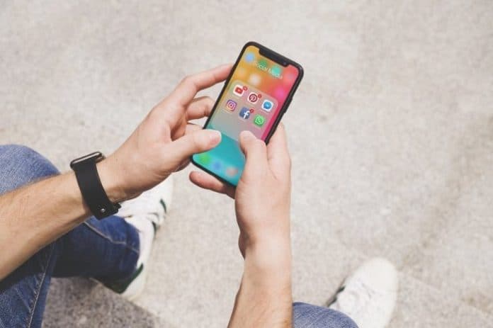 viral_pria_bugil_keluar_dari_hotel_berondok_di_balik_mobil_kemudian