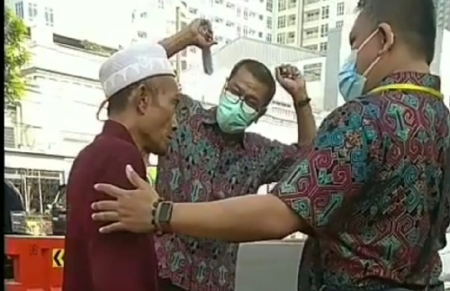 viral_pria_ini_dihadang_saat_hendak_terobos_jalan_yang_bakal_dilalui_jokowi