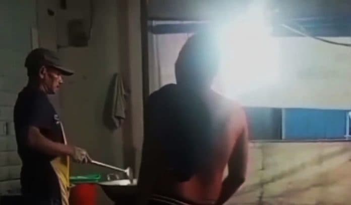 viral_pria_malak_dan_hancurkan_gerobak_pedagang_di_medan