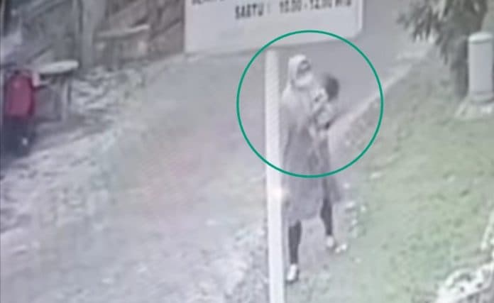 viral_seorang_ibu_berang_balitanya_dijewer_tetangga_polrestabes_lakukan_penyelidikan
