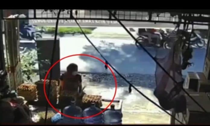 viral_seorang_wanita_curi_telur_di_grosir_terekam_cctv