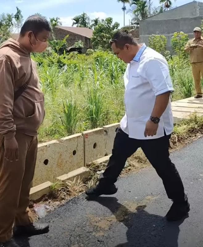 viral_video_aspal_jalan_bunga_rampai_iii_terkelupas