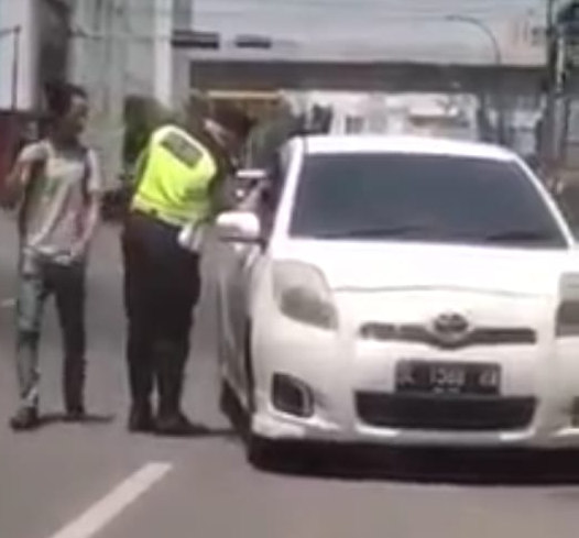 viral_video_pengendara_mobil_diludahi_polisi