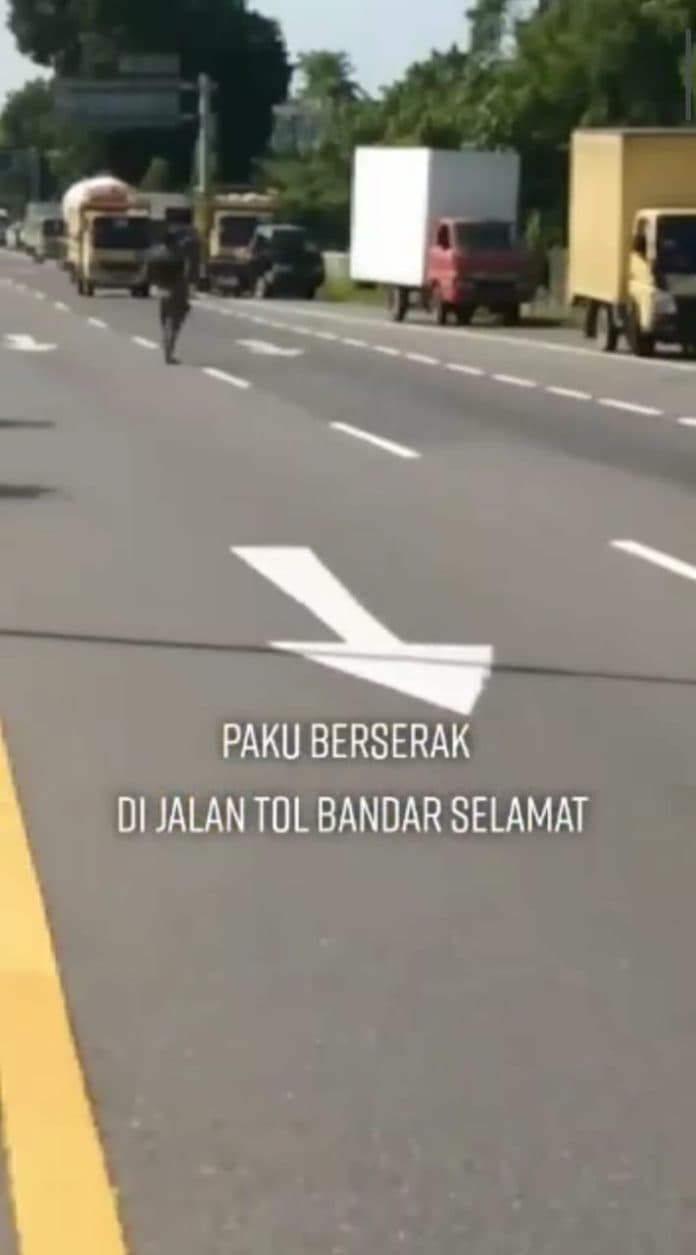 viral_video_sejumlah_mobil_pecah_ban_akibat_paku_berserakan_di_jalan_tol_bandar_selamat_tembung