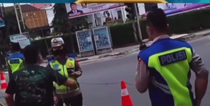 viral_video_seorang_pria_di_medan_tantang_polisi_lalulintas_tak_terima_jalan_imam_bonjol_ditutup