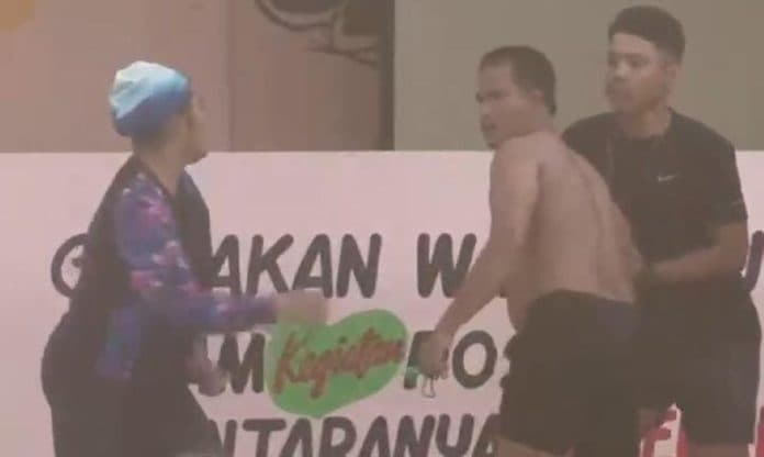 viral_wanita_ditendang_pelatih_renang_hingga_pingsan_dan_jatuh_ke_dalam_kolam