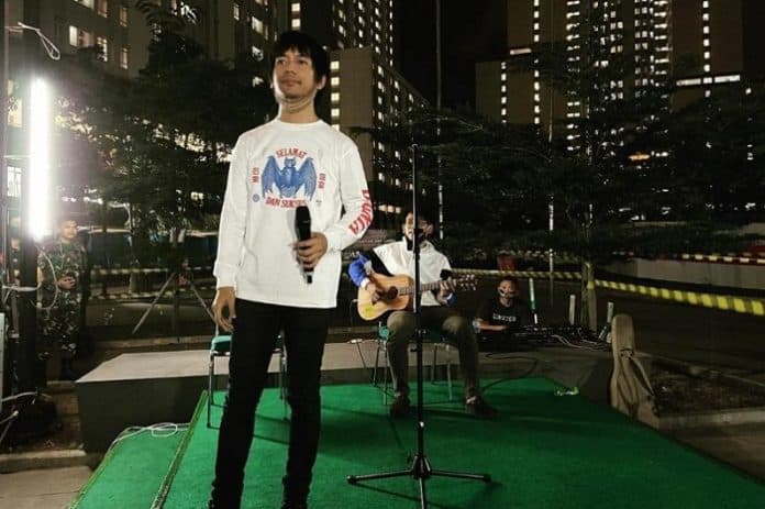 vocalis_band_rian_dmasiv_kejutkan_relawan_medis_wisma_atlet