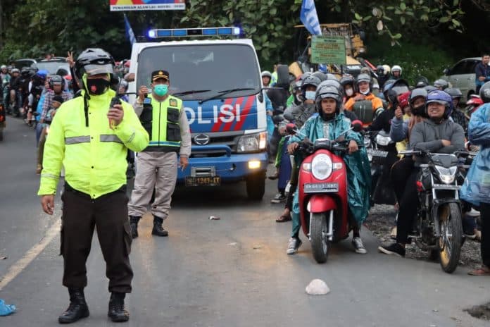 volume_kendaraan_di_simpang_doulu_berastagi_padat_kapolres_jangan_melawan_arah
