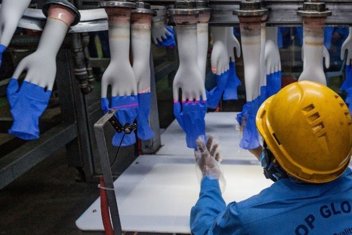 wabah_covid_19_di_pabrik_sarung_tangan_malaysia_1_pekerja_tewas