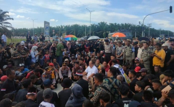 wabup_asahan_yakinkan_masyarakat_jalan_rusak_diperbaiki_bulan_oktober
