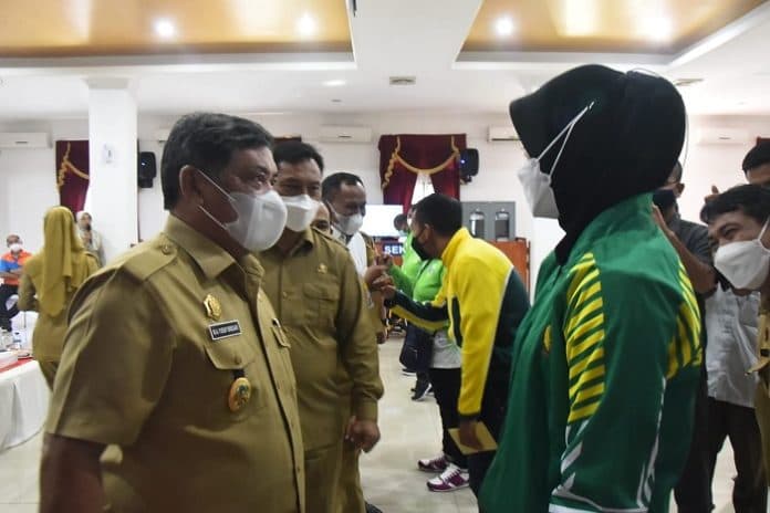 wabup_deli_serdang_lepas_atlet_dan_pelatih_ikuti_peparnas_xvi_di_papua