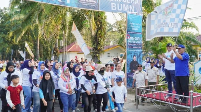 wabup_deli_serdang_lepas_peserta_jalan_sehat_hut_ke_25_bumn