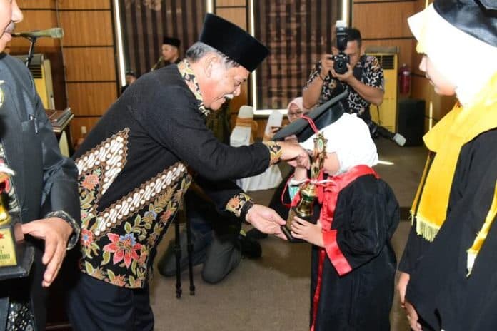 wabup_deli_serdang_minta_siswa_yang_lulus_melanjutkan_sekolah_ke_jenjang_lebih_tinggi