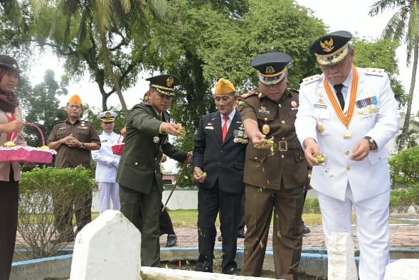 wabup_deli_serdang_pimpin_upacara_peringatan_hari_pahlawan