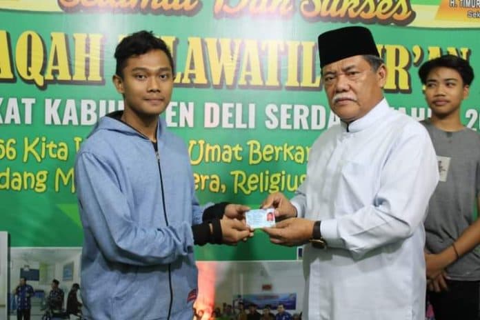 wabup_deli_serdang_serahkan_e_ktp_pada_pemula_di_lokasi_mtq