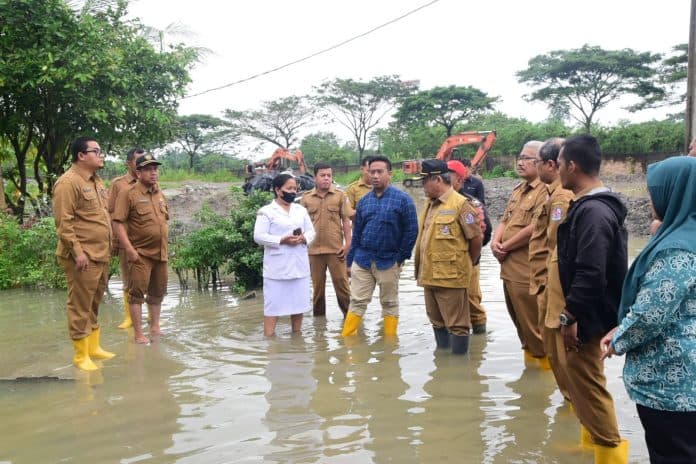 wabup_deli_serdang_tinjau_korban_banjir_di_beringin