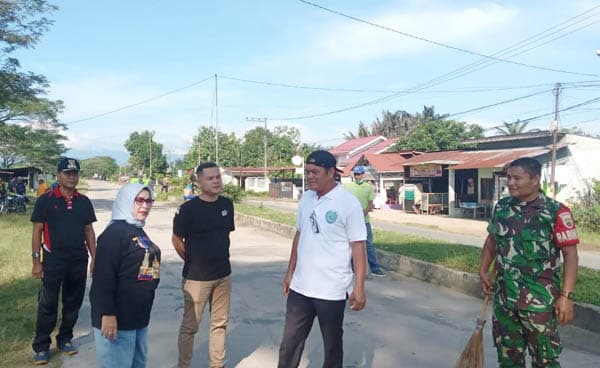 wabup_labuhanbatu_ikut_gotong_royong_di_rantau_utara