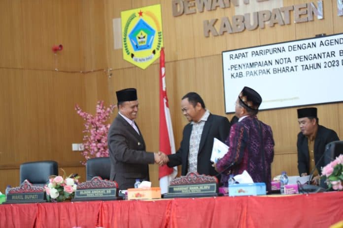wabup_pakpak_bharat_sampaikan_nota_pengantar_rapbd_2023