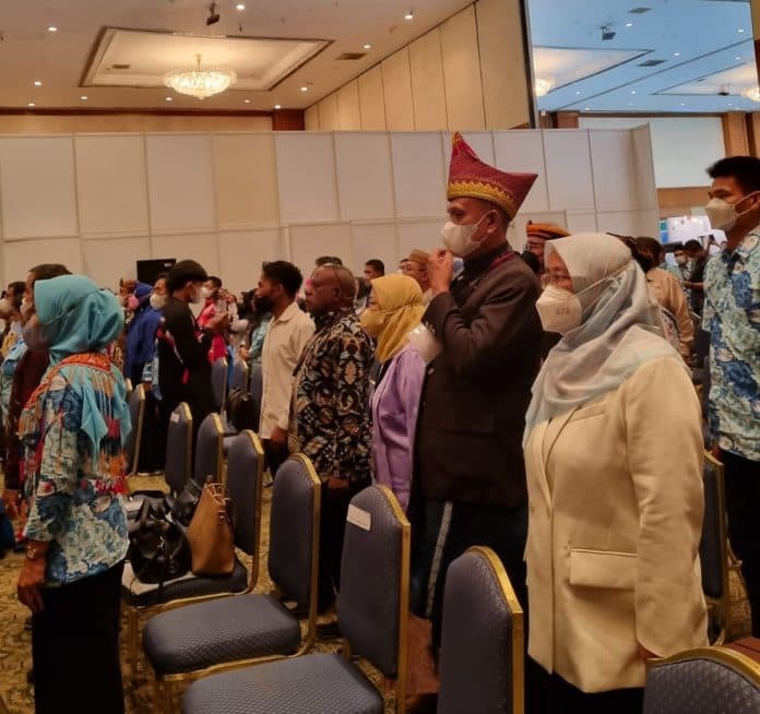 wabup_pakpak_bharat_terima_anugerah_pendidikan_indonesia_2022