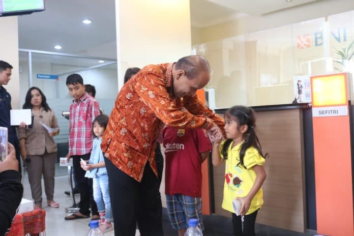 wabup_samosir_serahkan_bantuan_sosial_peduli_anak_yapi