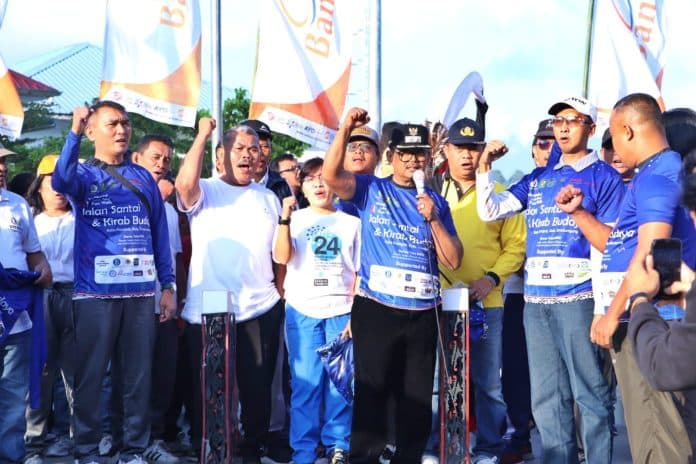 wabup_simalungun_lepas_jalan_santai_dan_kirab_budaya_di_kota_turis_parapat